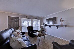 Modern & Elegant Newly Remodeled Island Condo (432)