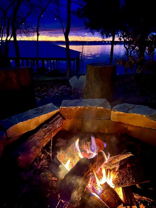 Large firepit overlooking Lake Palestine! Plenty of chairs!