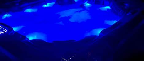 Private outdoor Hot Tub with built in blue tooth speakers! perfect for a romantic date night!