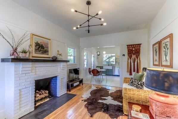 Living room with TV, gas fireplace