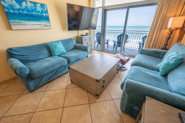 Large Family Room with Direct Oceanfront View!