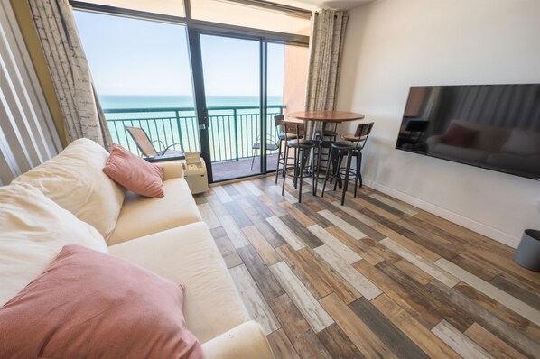 Beautifully Decorated, Direct Oceanfront!