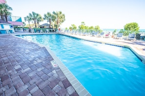 Large Oceanside Pool!