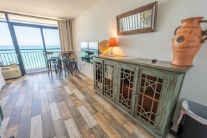 Beautifully Decorated, Direct Oceanfront!