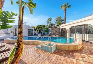 The pools Area, one internal with thermal Whater, one out side, Sauna, solarium
