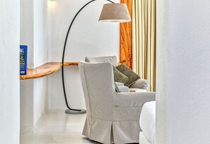 Our Jr. Suite DR. 
Inside a Botanical Garden, 
Villa,15 units, pools, bar, rest