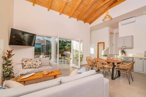 Villa Vardiola image