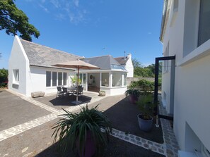 Le jardin et la véranda à l’arrière de la maison