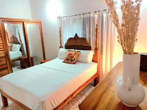 third bedroom with a queen-size bed and an own entrance 