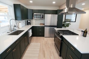 Full kitchen, gas range, stainless appliances.