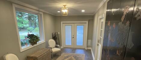 Entry Hallway 
165 sq feet to use as additional sitting area.