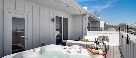 Spacious rooftop with Nashville's skyline in the distance PLUS hot tub.