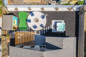 Amazing Backyard! Golf!  Hot Tub! Outdoor furniture! Enjoy Florida Sun!