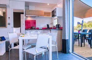 Bright dining area with an open kitchen, offering a spacious and functional layout.