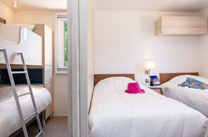 Twin bedroom with bunk beds, ideal for families or groups, offering a cozy and functional setup.