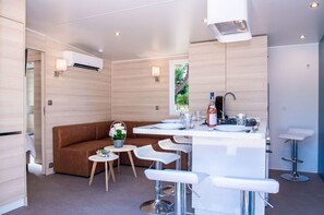 Spacious and bright living area with a cozy seating arrangement, ideal for family gatherings.