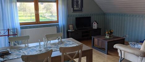 Ferienwohnung mit 100qm, 2 Schlafzimmer, max. 4 Personen-Wohnzimmer mit Esstisch