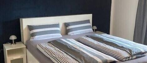 Ferienwohnung 80qm, 2 Schlafzimmer, große Terrasse-Im großen Schlafzimmer befindet sich ein Doppelbett und ein Kleiderschrank