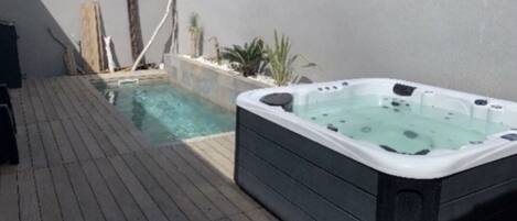 Terrasse avec sa piscine et son jacuzzi 