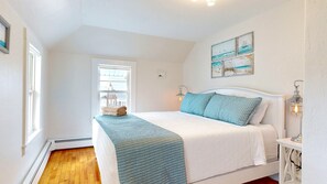 Primary Bedroom| King Bed 