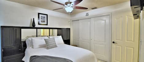 Master bedroom w/ queen bed