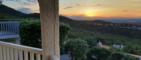 Coucher de soleil sur le Canigó vu du balcon de la maison et du studio