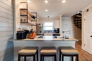 interior - Bar seating for 3