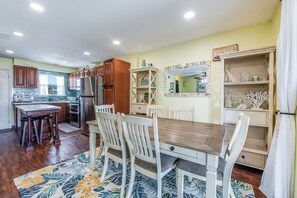 Dining & Kitchen - Dining & Kitchen