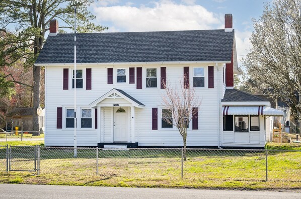 Welcome to Newly Renovated Kindred Tides in the heart of Chincoteague Island!