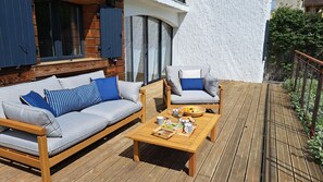 Salon de jardin confortable pour prendre un petit déjeuner au lever du soleil 