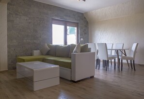 Living room with the terrace and mountain view