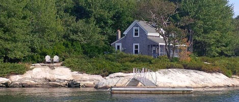 White Rocks Cottage-right on the water