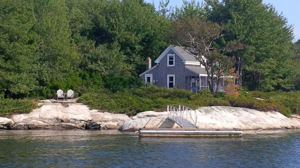 White Rocks Cottage-right on the water