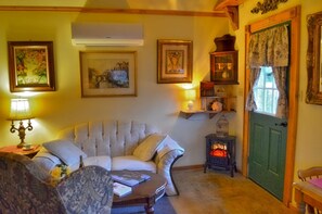 Schneewittchen Cottage, interior 5