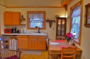Aschenputtel Cottage kitchen 2