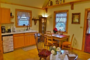 Aschenputtel Cottage kitchen