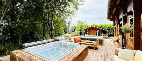 Outdoor spa tub