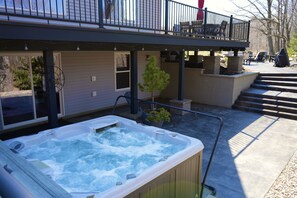 6 person hot tub. 