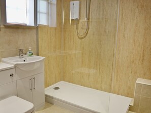 Bathroom | Lee Cottage - St Cuthbert’s Square, Holy Island