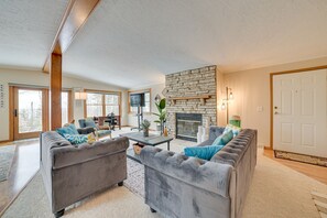 Living Room | Free WiFi | Central A/C & Heating