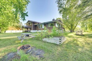 Large Yard | Wood-Burning Fire Pit | Picnic Tables | Waterfront