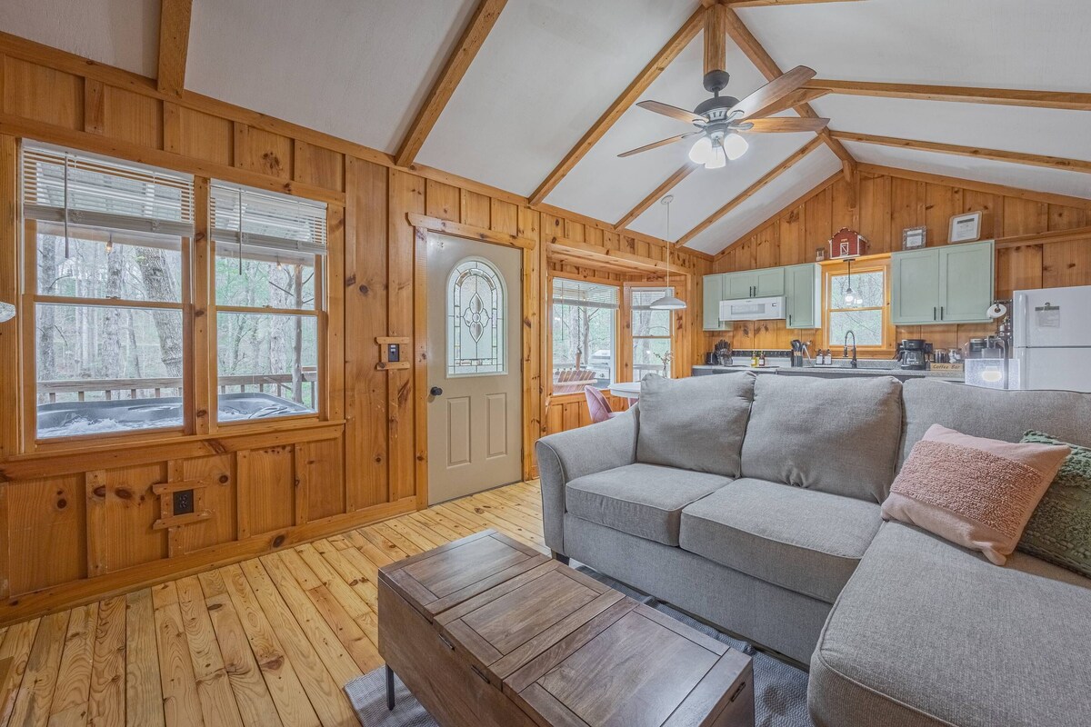 Up Country – Creekside – Hot Tub – Close to Wineries & Town
