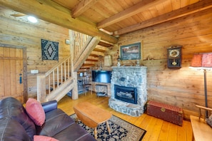 Living Room | Gas Fireplace | Smart TV | Free WiFi | Sleeper Sofa