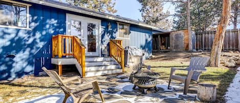 Bend Vacation Rental | 3BR | 2.5BA | 1,240 Sq Ft | 3 Steps to Access