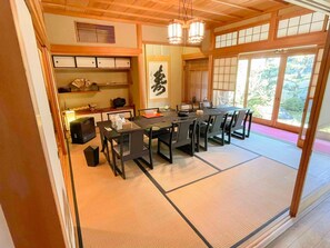 ・[Japanese-style room] You can relax in groups such as family and friends.