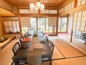 ・[Japanese-style room] A chair table is installed in the tatami room