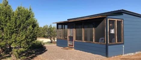 1 bedroom handcrafted cabin with private, screened in porch. Kindly note the luxury bathroom is shared amenity located about 50ft from this cabin.