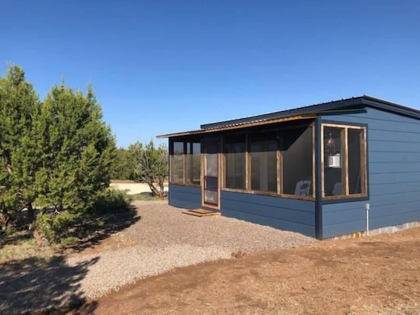 1 bedroom handcrafted cabin with private, screened in porch. Kindly note the luxury bathroom is shared amenity located about 50ft from this cabin.