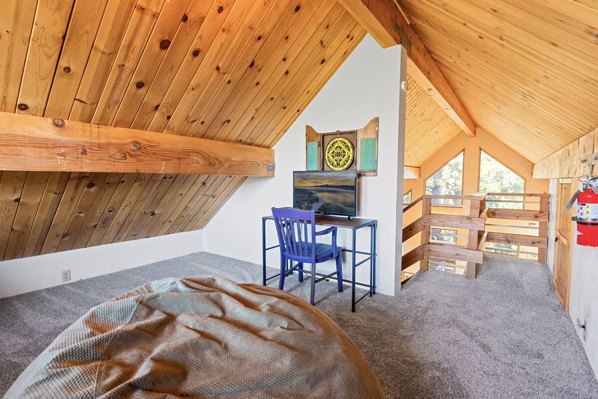 Treehouse On Rainbow – A newly remodeled cabin perfect for a mountain getaway