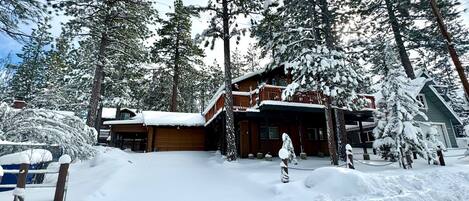 Snow covered Big Bear Cool Cabins, Mama Bear's Den